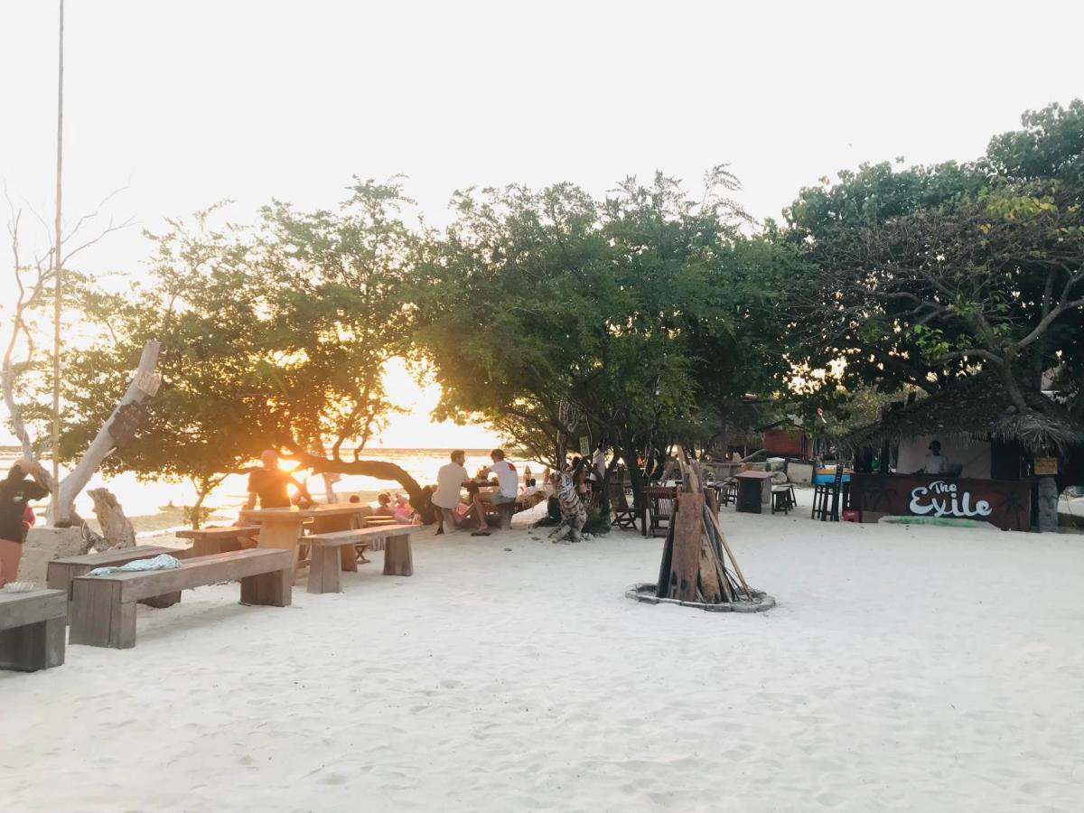 The Exile Sunset Bar & Bungalow Gili Trawangan Exterior foto